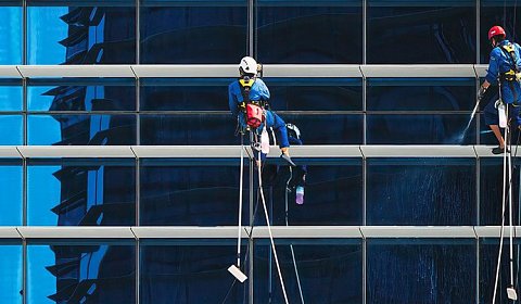 Práce ve výškách? Jaké pracovní pomůcky Vás ochrání?